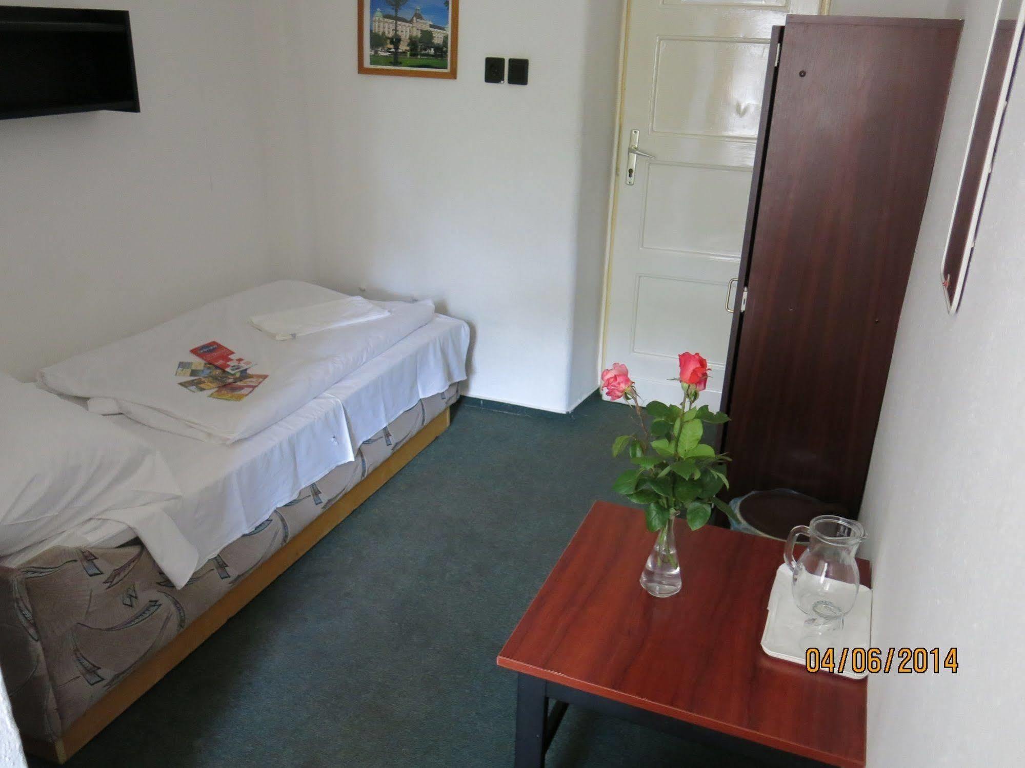 Dominik Panzio Bed & Breakfast Budapest Bagian luar foto