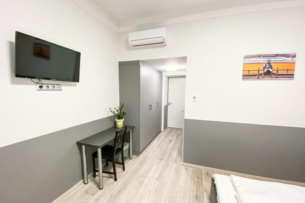 Dominik Panzio Bed & Breakfast Budapest Bagian luar foto